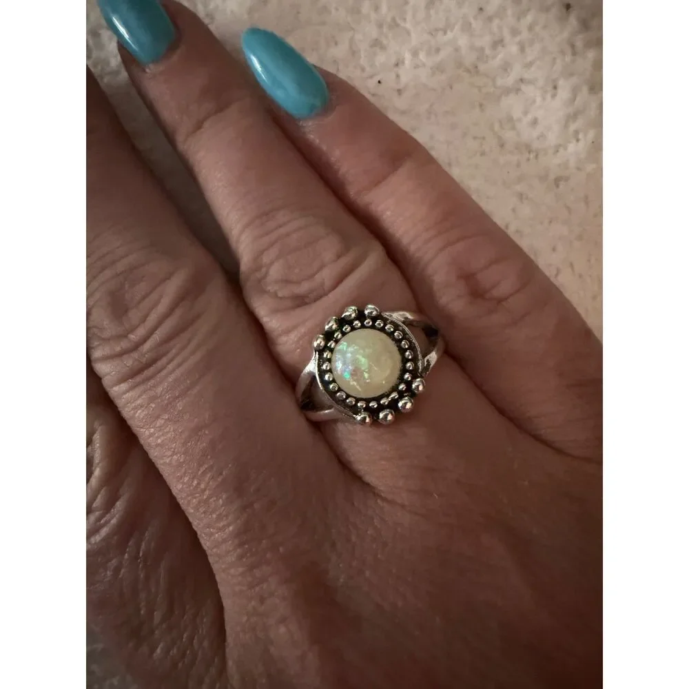 Vintage Silver-Tone Costume Ring with Faux Opal Cabochon – Approx. Size 7-8